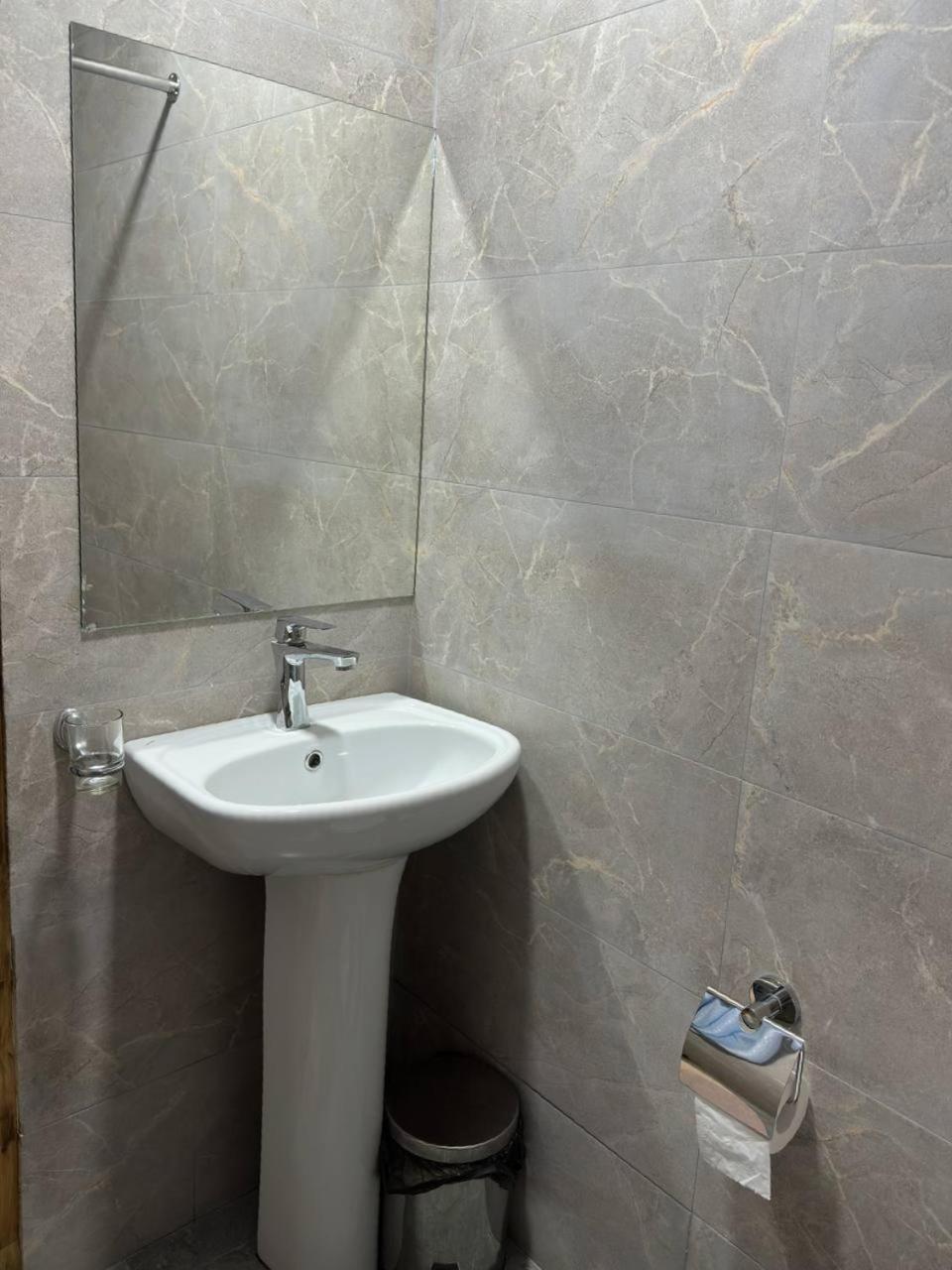 Hotel U Ashota Erevan Esterno foto